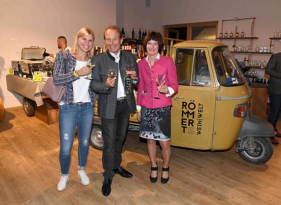 Anke Huber / Peter Heidecker mit Frau Roswitha (Winzer Weinwelt Römmerts)  / "Römmerts Wein und Golf Charity" mit Eröffnung der "Weinwelt Römmert" und des "Sonnenhotel Weingut Römmert" in Volkach am 24.und 25. Oktober 2019 / Foto: Agentur Schneider-Press/W.Breiteneicher